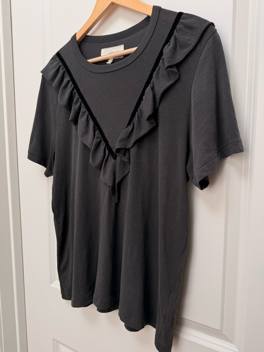 THE GREAT. Grey Ribbon Tuxedo Ruffle T-Shirt Size 2 - Picture 5 of 9